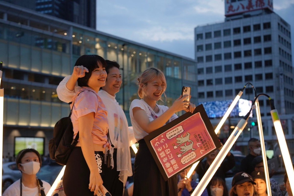 また会えたね。
若い子中心に企画してくれた新宿での2度目の街頭演説。

ひとり街宣はこの都知事選から生まれた新しい民主主義として定着して欲しい。

今日まで駅に立ってくれた人は述べ3000人。立ってくれた都内の駅は727駅。交差点や辻々、東京発着空港や新幹線を入れるとさらに膨らみます。