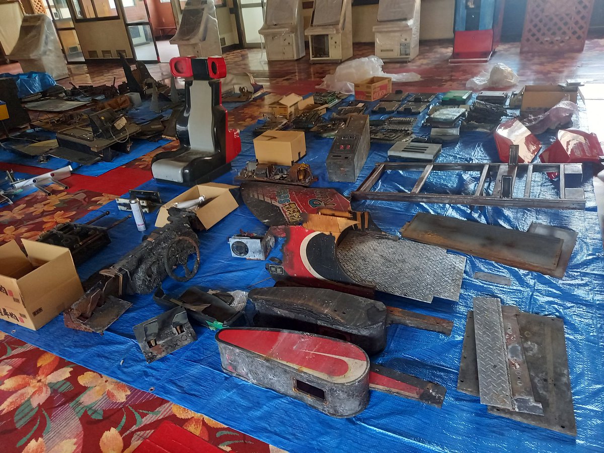 アウトランの基板が届きました。

電源が入るの日はまだまだ先ですが、一歩ずつゆっくり進んでいます。

でも本当に遠いなぁ、、、