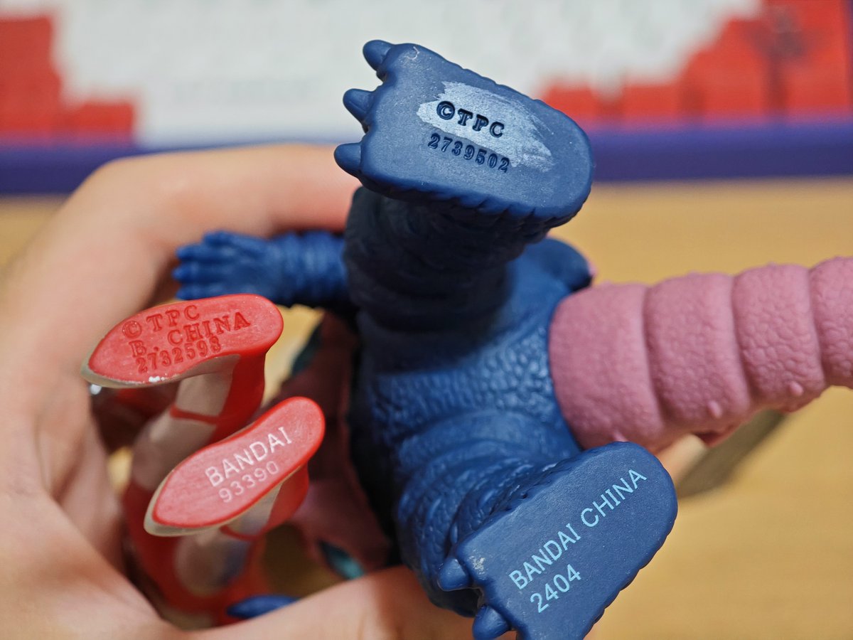 おぉッ！？今日発売されたウルトラマンのソフビは、足裏の刻印が「円谷