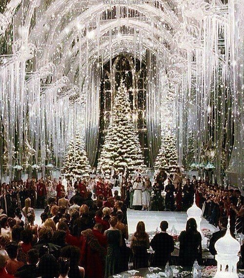 HogwartsEvent's tweet image. EKHEM! EKHEM! ✨

YULE BALL SUDAH DIPERSIAPKAN DI GREAT HALL! Lihat aula yang menjadi ruangan awal para murid disambut ini sudah tersulap dengan gemilang dan gemerlap yang teduh.