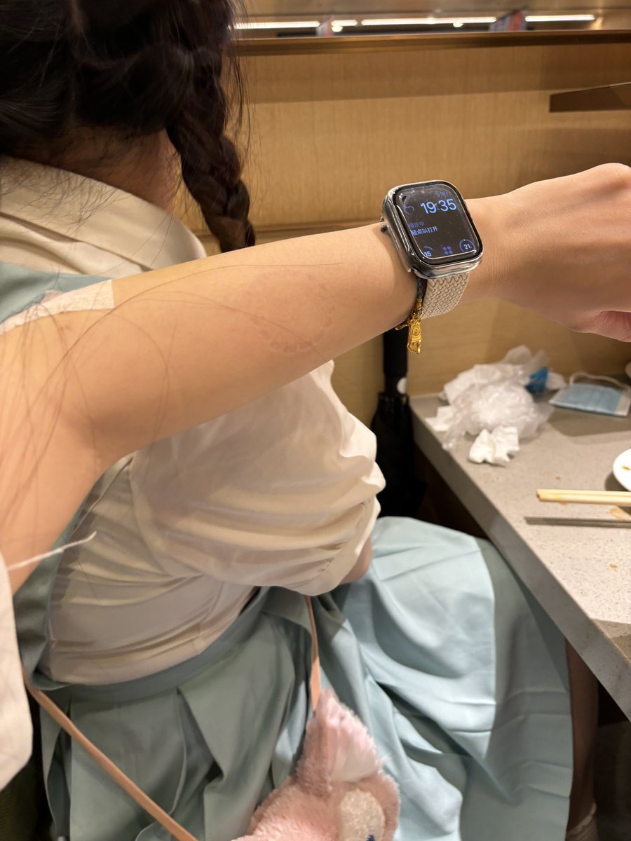 初音：我戴着牙套使不上劲
我：你上次咬我就贼疼
初音：咬胳膊不一样的，不信你试试
我：cnm啊啊啊啊啊咬人了救命啊好特喵的疼啊你给我松嘴

我：你这个正畸做的还不错…
<a href="/chuyin0917/">初音</a>