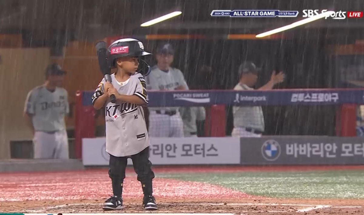 하 어뜨케 비가 이렇게 많이 오는데 아빠랑 같이 올스타전 나왔다구 배트 들고 캐진지하게 투수 쳐다보는 거 봐 ㅠㅠㅠ 너무 대단해