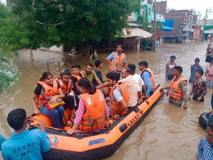 ABVPMB's tweet photo. श्योपुर जिले में बाड़ ग्रस्त इलाकों में सेवा कार्य में लगे अभाविप कार्यकर्ता निरंतर लोगों को बाड़ ग्रसित इलाकों से निकल कर ,बस के माध्यम से सुरक्षित स्थानों पे पहु��चा रहे है। https://t.co/u3nemk4ffr