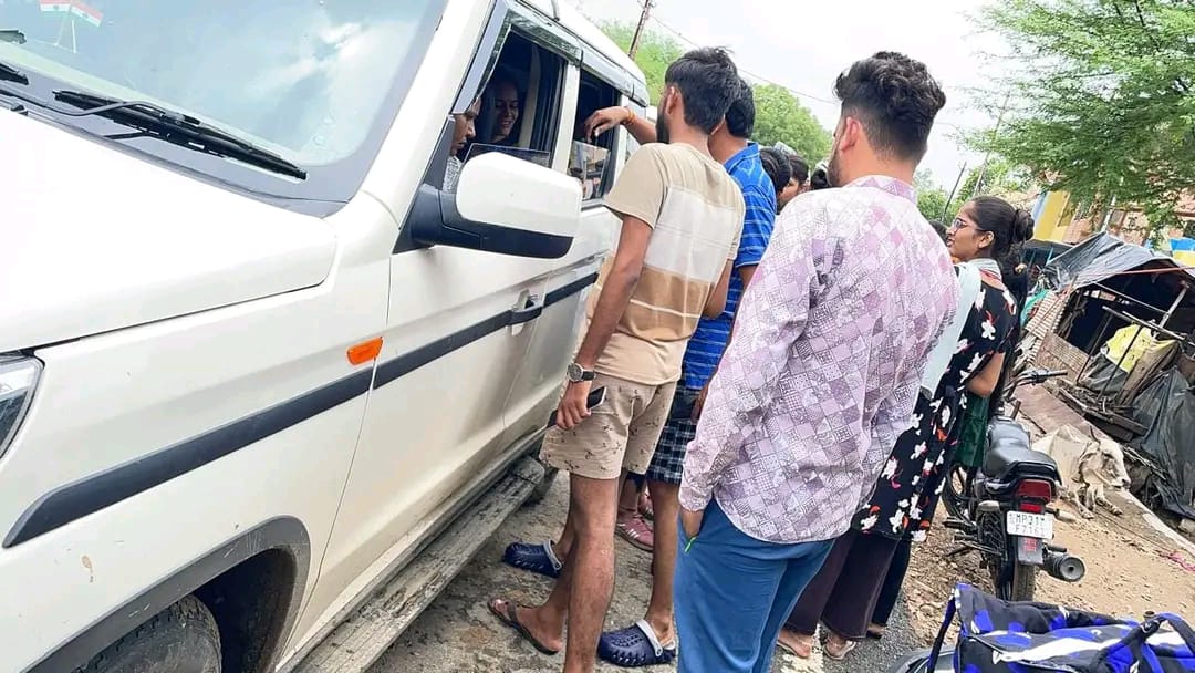 ABVPMB's tweet photo. श्योपुर जिले में बाड़ ग्रस्त इलाकों में सेवा कार्य में लगे अभाविप कार्यकर्ता निरंतर लोगों को बाड़ ग्रसित इलाकों से निकल कर ,बस के माध्यम से सुरक्षित स्थानों पे पहु��चा रहे है। https://t.co/u3nemk4ffr