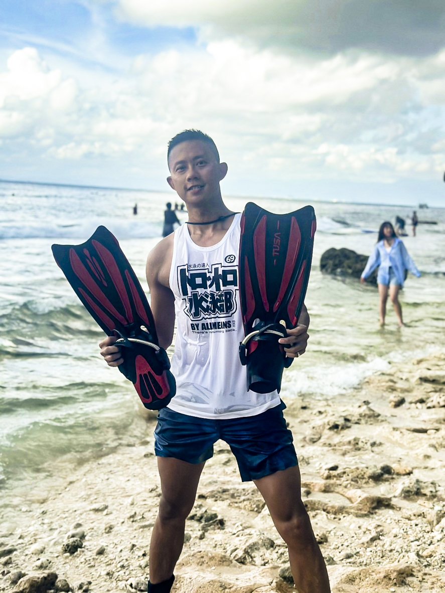 DimoAlan's tweet image. 補發上週：單獨發一次這張修圖版🏖️

第一次的小琉球，
第一次的浮潛，
還有只有在島上才能做的事情🫣
例如騎車方式等等的，
職業關係平常太乖了🤣
我這樣看起來有沒有很陽光😎

📷：韋恩

#小琉球 #美人洞 #浮潛