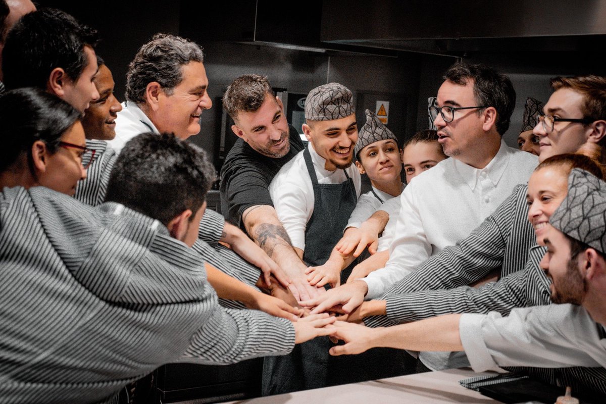 Una “Travesía Andalusí” de tres estrellas y un equipo siempre unido ⭐️⭐️⭐️ 
.
A three-star “Travesía Andalusí” and a team that is always together ⭐️⭐️⭐️ 

#EatingHistory
.
#gastronomy #gastronomía #michelinstar #starmichelin #thebestchefs #thebestrestaurants #guiamichelin