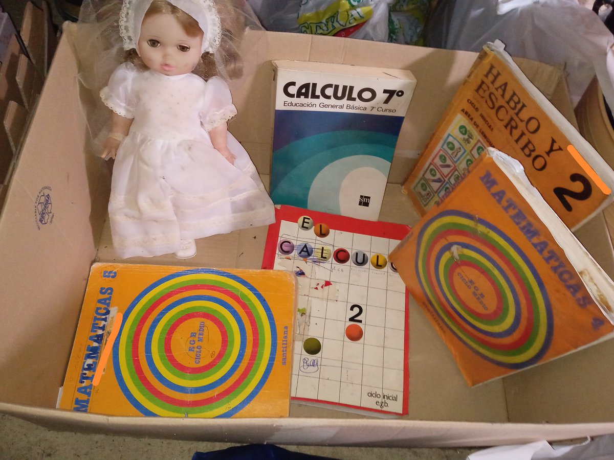 AMaC_26's tweet photo. @YofuiaEGB Cuando vienes de hacer limpieza en el desván 😆. Seguro que en otra caja alguna revista de la época aparece https://t.co/2iSoYtYsjF