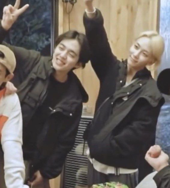 1004ddadu's tweet photo. day and night 🤍🖤 https://t.co/nWyPR2GROB