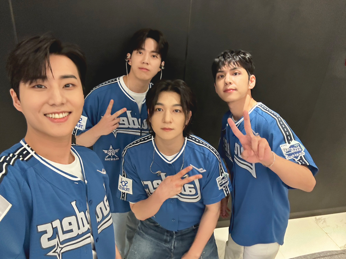 day6official's tweet photo. [ #DAY6_BEHIND ]  

등번호 06, 93, 67, 95
선수 힘차게 등장⚾💙

전광판으로 본 데식이들
= 감동 그 자체였어요🙌

#DAY6 #데이식스
#KBO https://t.co/ZTIMVrRMBa