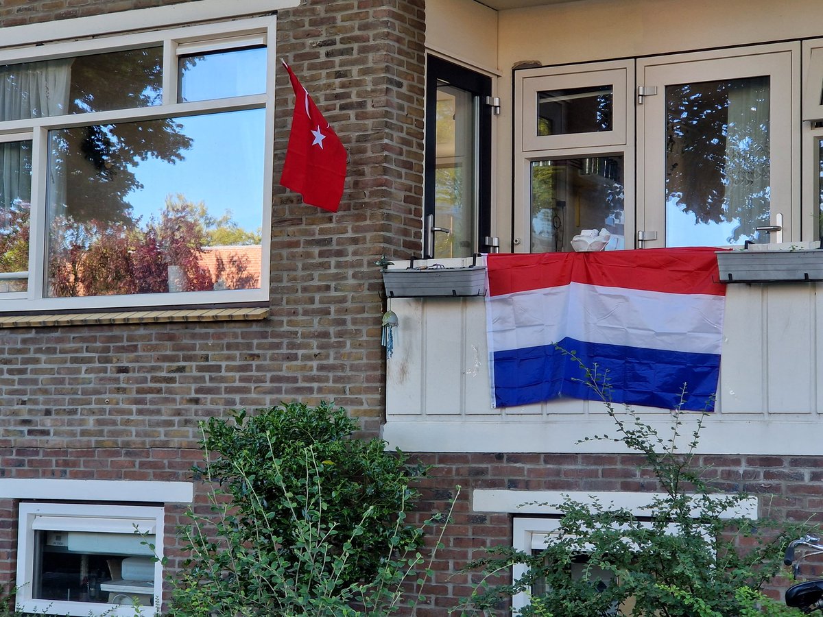 Dank voor dit lesje omdenken: "hand in hand kameraden". Mijn avond kan iig niet meer stuk.