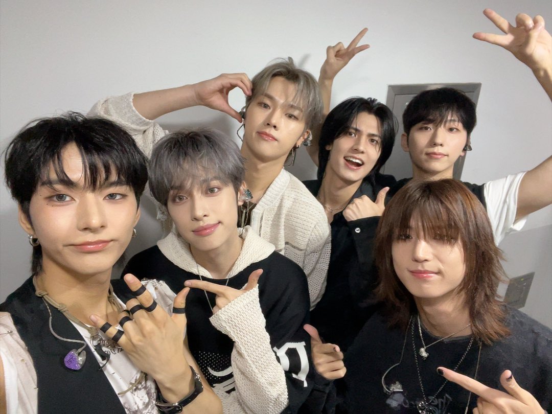 XH_official's tweet image. Xdinary Heroes Concert
&amp;lt;Closed ♭eta: v6.2&amp;gt;

🕹DAY 2 

인정해 엑디즈는 빌런즈 없이는 나약해 😈
빌런즈에게 계속 묶여있게 해주세요 🎀

#XdinaryHeroes #엑스디너리히어로즈
#Xperiment_Project #Closed_beta_v6_2
#WE_ARE_ALL_HEROES