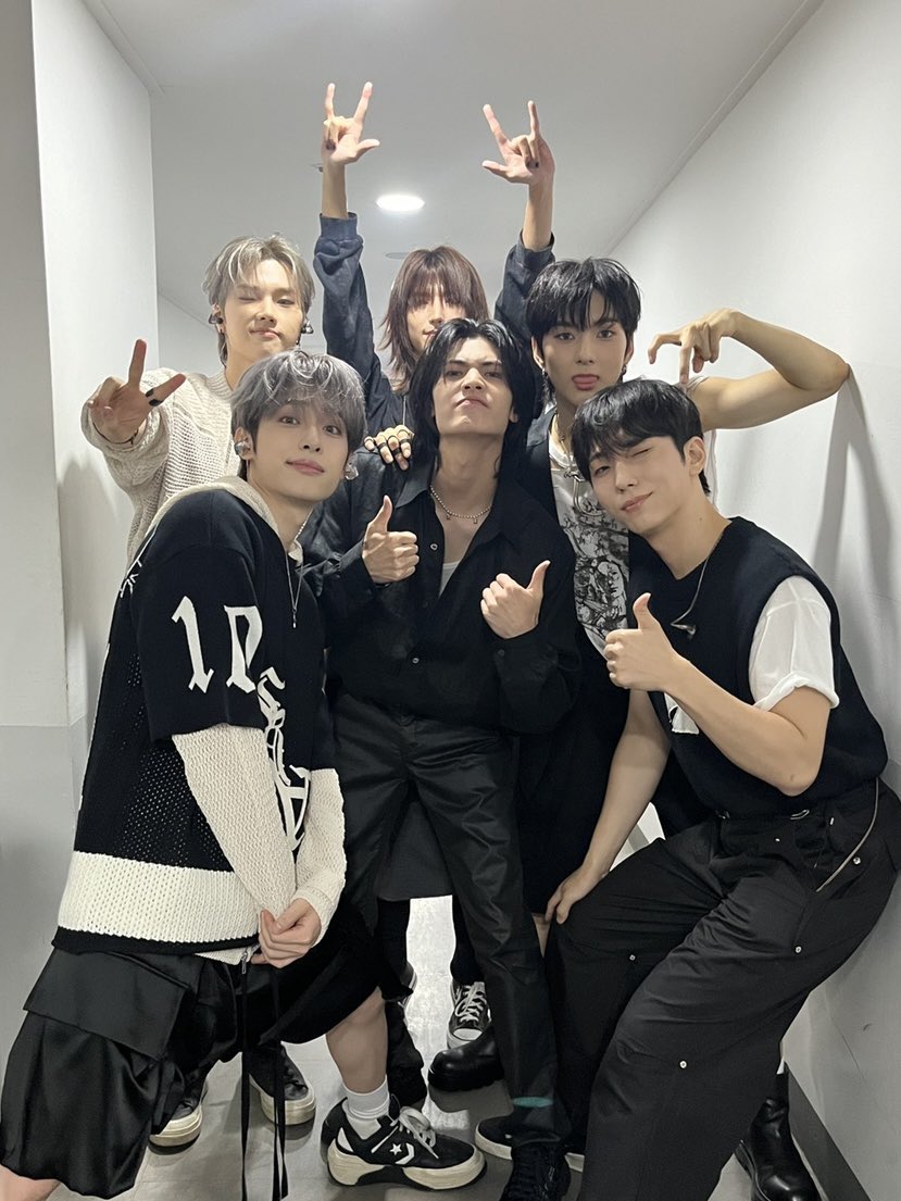 XH_official's tweet image. Xdinary Heroes Concert
&amp;lt;Closed ♭eta: v6.2&amp;gt;

🕹DAY 2 

인정해 엑디즈는 빌런즈 없이는 나약해 😈
빌런즈에게 계속 묶여있게 해주세요 🎀

#XdinaryHeroes #엑스디너리히어로즈
#Xperiment_Project #Closed_beta_v6_2
#WE_ARE_ALL_HEROES