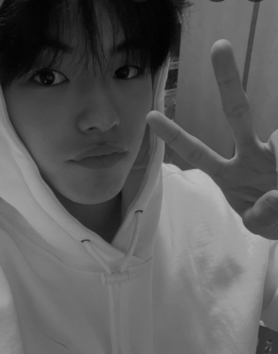 einsteinrina's tweet photo. got a pretty face            pretty boyfriend too
#TMSD #TreasureMakerSelcaDay
#TeumeSelcaDay #TREASURE #YOONJAEHYUK #JAEHYUK #윤재혁
 @treasuremembers https://t.co/B3PK63yHNd