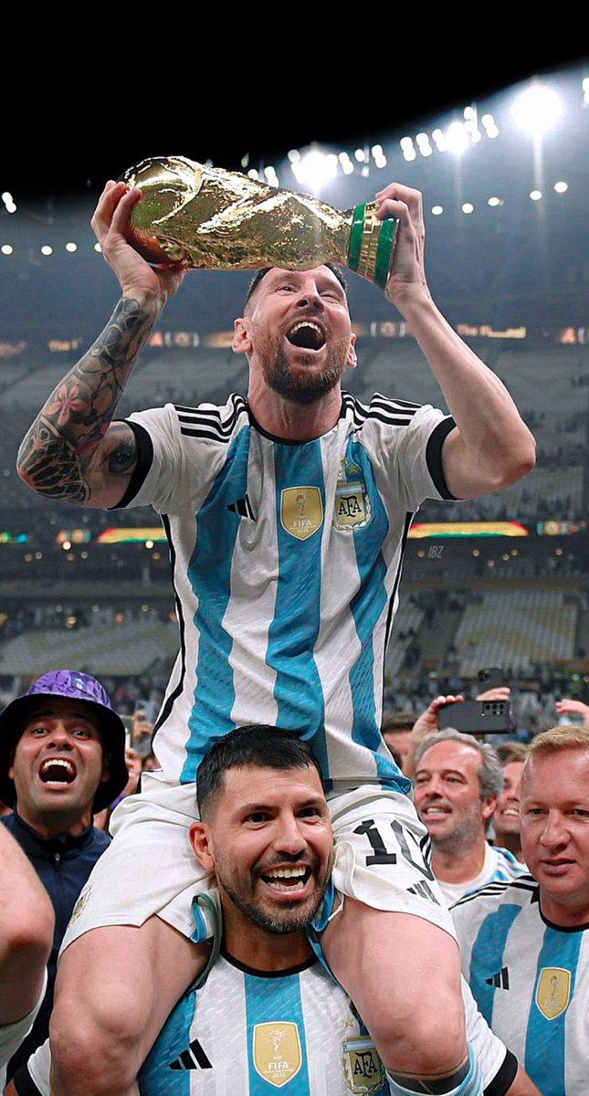 لا تحدثني عن الضغط 
وانت لا تتذكر ما تعرض له ميسي 
15 سنة مرت وهو تحت الحروب النفسية 

وقتها لا أحد في الأرجنتين يدعمه، الكل يشكك في ولاءه المزعوم لكاتلونيا .. وفي عز ذروته تم تعين ماردونا مدربا له، ماردونا اللي كان وقتها له 13 سنه بلا تدريب، وتأهل للمونديال بالعافيه.

وبعد فشل