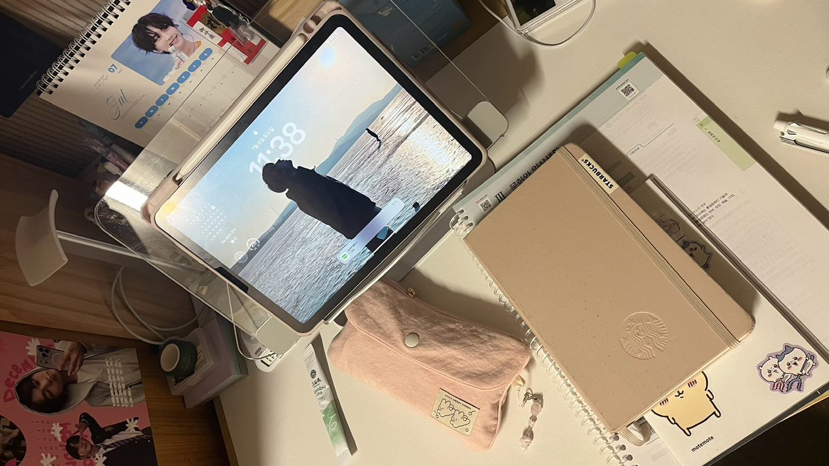 독서대 새로 장만했어요~ ✌
너무너무 편하고 좋다... 🎶
무더운 여름!!! 더위 조심하세요 🎐