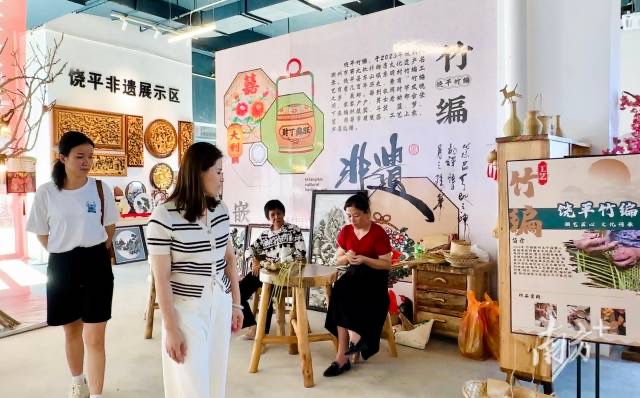 lovechaozhou's tweet photo. On July 5th, the Raoping County Intangible Cultural #Heritage Experience Event was held in #Chaozhou🎉. Apart from intangible culture experience, citizens can also get the access to #medical consultations💊, #employment guidance📒,  #agricultural products selling service,  and consultations on laws and regulations through this event. There were even tourists from Beijing experience multiple forms of intangible #cultural heritage of Chaozhou.😍
