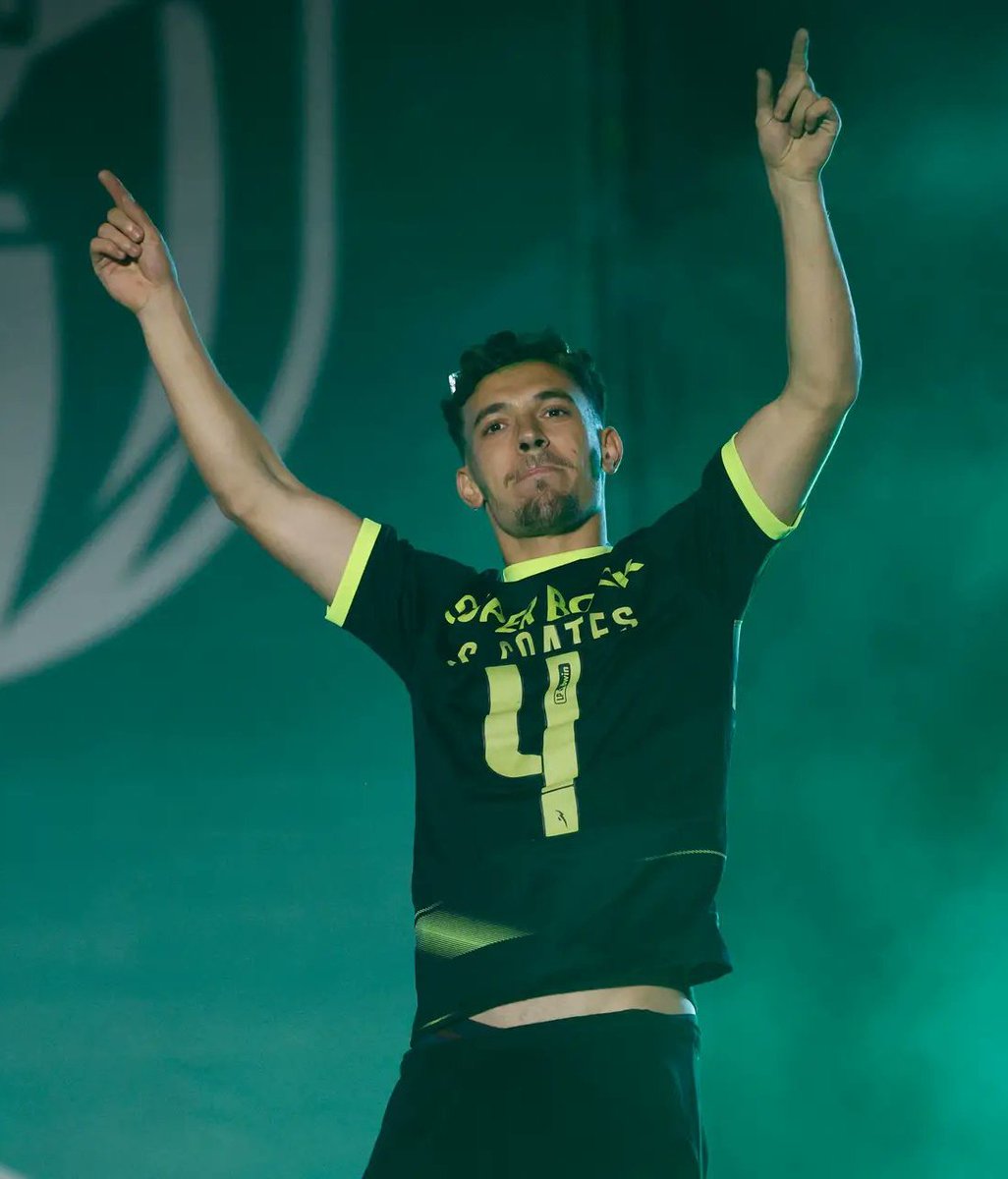 agora sabemos o porquê dele ter entrado com esta camisola...