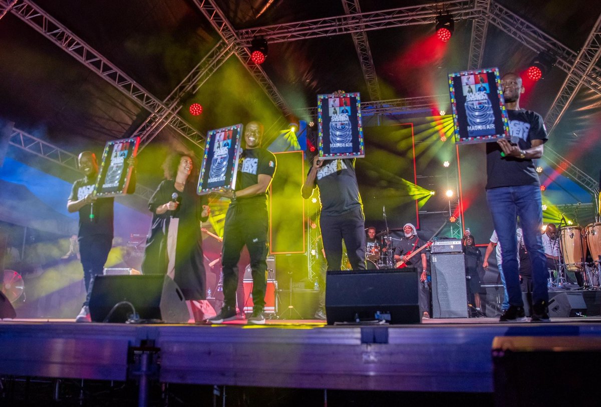 🇨🇮 [Culture] Triple single de "Diamant" avec plus 150.000.000 de streams pour le titre "Magic in The Air" de #MagicSystem
La récompense remise hier vendredi 5 juillet 2024 au groupe ivoirien sur la scène du "Do You Remember Festival" à Taverny en France #RTIinfo