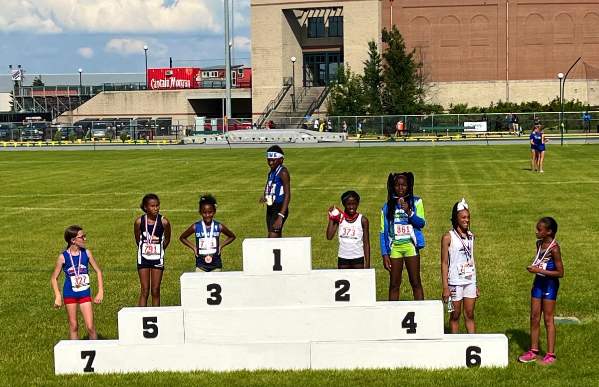2Moore_NE's tweet image. We had a great Friday! JaLeena took 3rd place 🥉 in the LJ with a PR. 12’10 👏🏼👏🏼