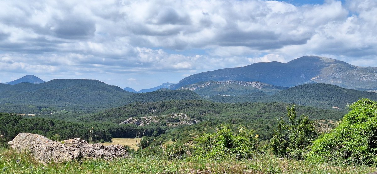 SCools_5s's tweet photo. Un printemps plutôt pluvieux a rajouté des éclats de vert au bleu éternel. https://t.co/v5JBmZpFuD