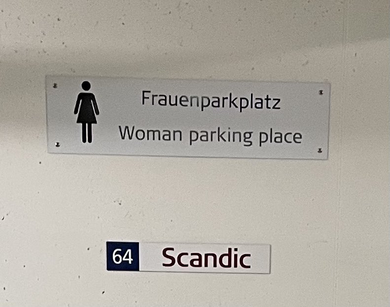Er ikke tiden løpt fra dette <a href="/scandichotels/">Scandic HQ</a> ?
Og hva er ideen, gentlemanmove, statistikk(!) eller bare en ide som har blitt hengende #kvinneparkering #womanparking #hamburg