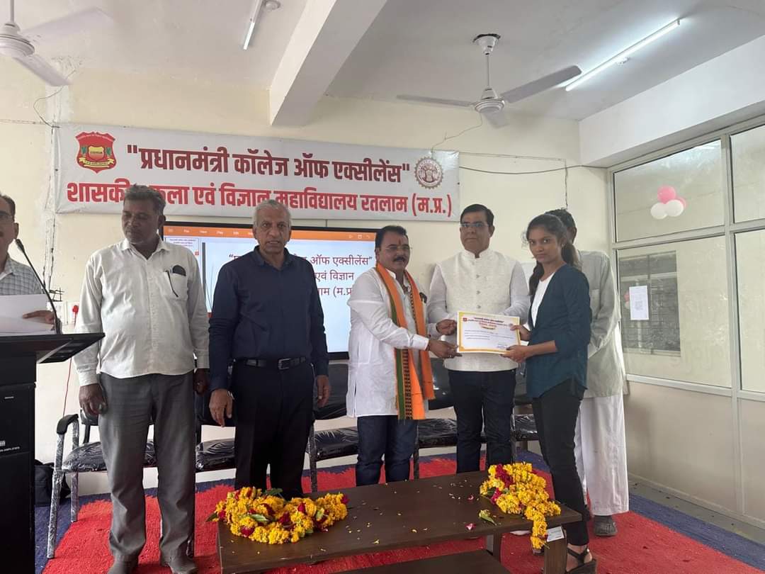 pradeepubjp's tweet photo. शासकीय कला एवं विज्ञान महाविद्यालय रतलाम में आयोजित दीक्षारंभ समारोह में सहभागिता की ।।

इस दौरान कॉलेज जनभागीदारी अध्यक्ष श्री विनोद करमचंदानी जी ,प्रिंसिपल श्री वाय के मिश्र जी उपस्थित रहे ।। https://t.co/5ahOXMuxk3