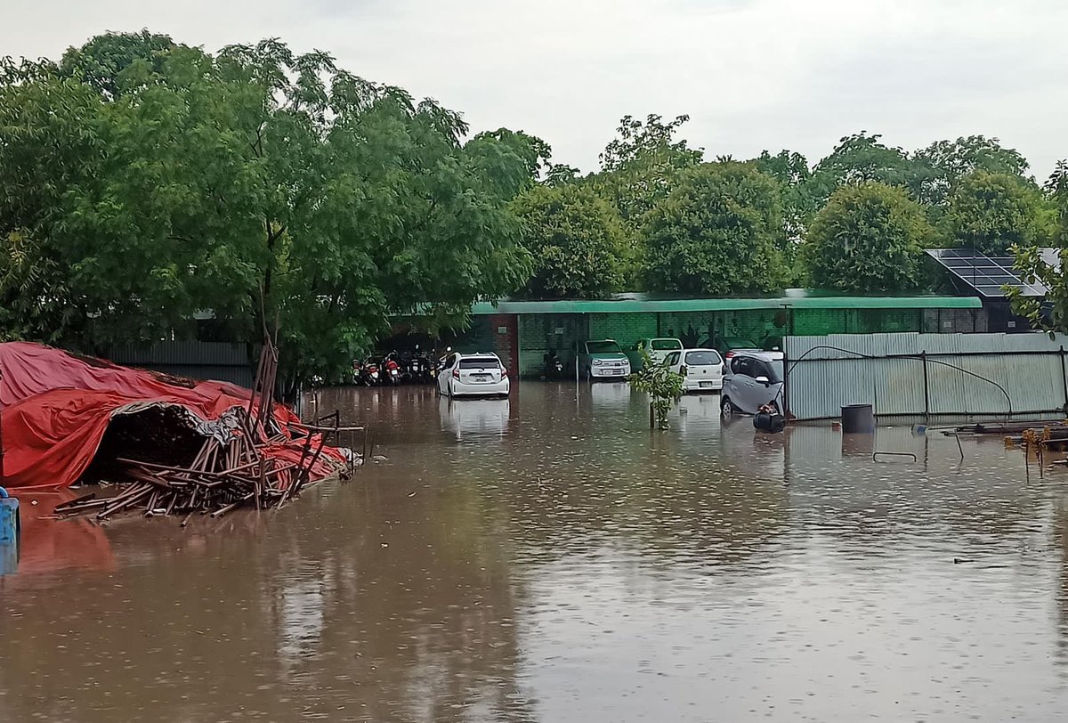 sirajsial174's tweet photo. Parking area of Lumber 1 med clg of faisalabad...
#afmdc https://t.co/I4pvP6ojhP
