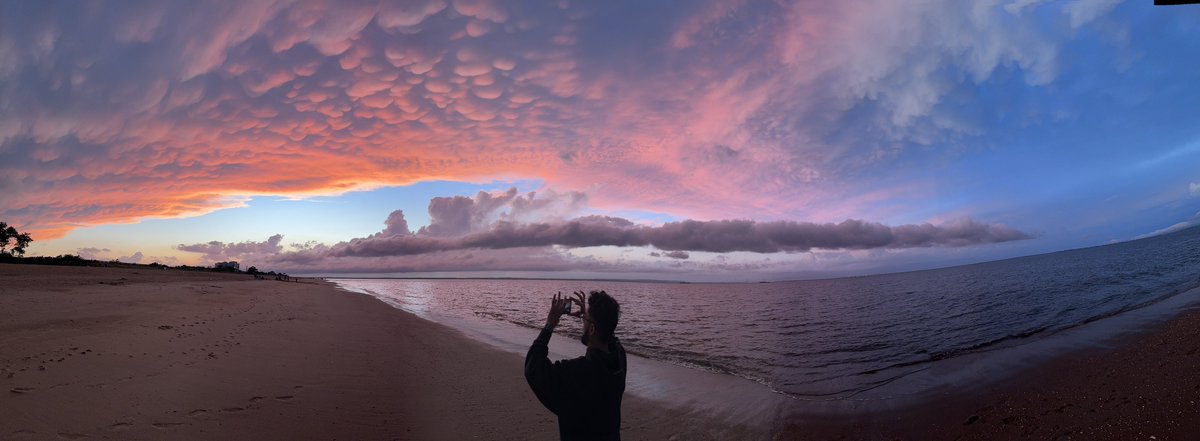 therajmahal__'s tweet image. same energy 😭