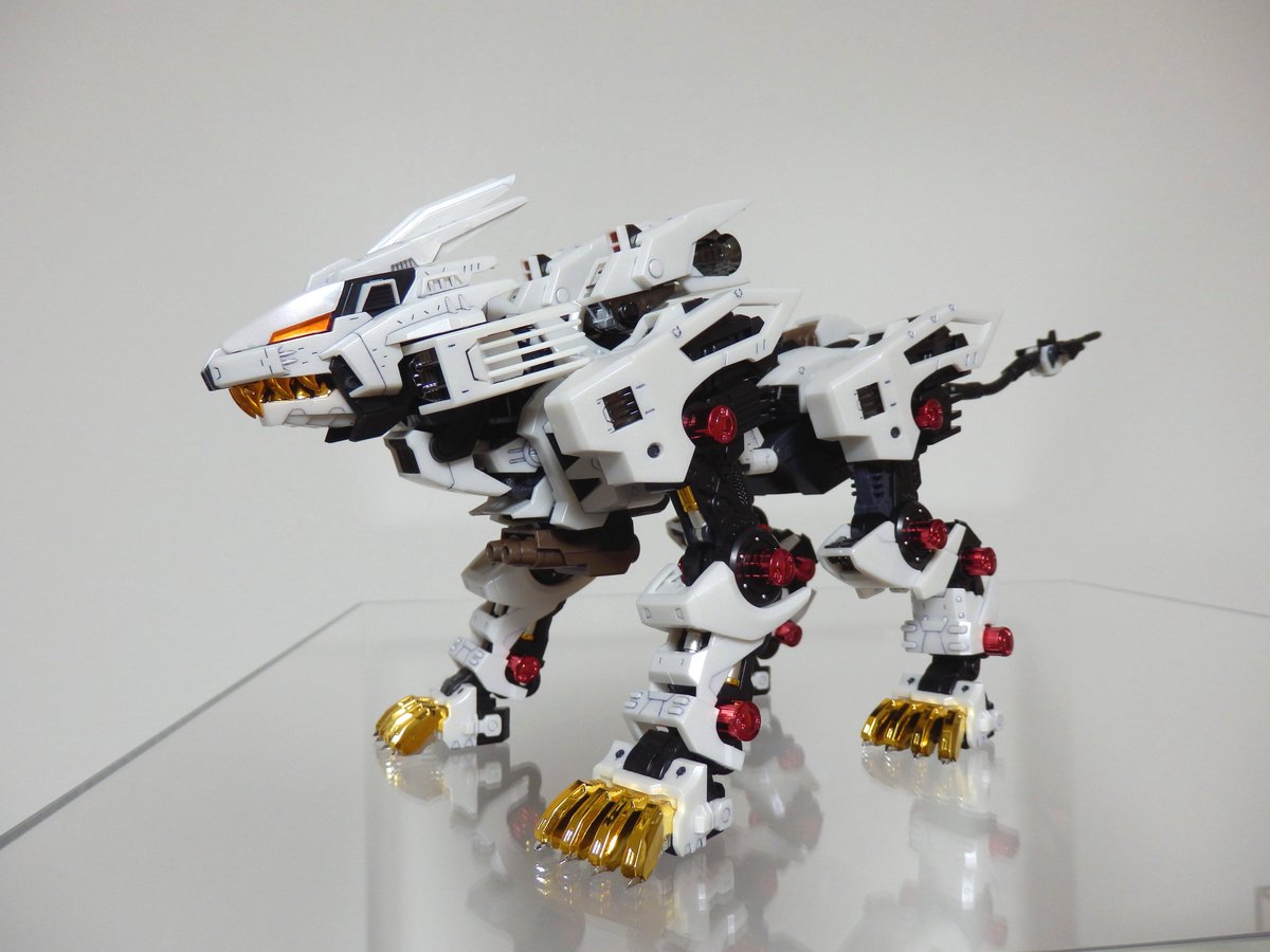 HMMライガーゼロ完成パールアーマーとメッキパーツを使用して、あとは