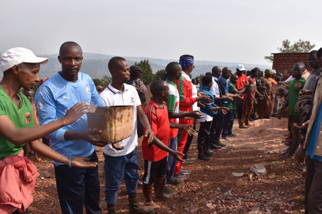Burundi_senat's tweet photo. Burundi: Le 2è Vice-Président du @burundi_senat, Hon. Fabrice Nkurunziza, s'est associé à la population de la colline et zone #Baziro, commune #Gitobe, de @KirundoProvince
lors des travaux de mélange du béton destiné à la construction de la fondation de la salle des réunions de cette zone.