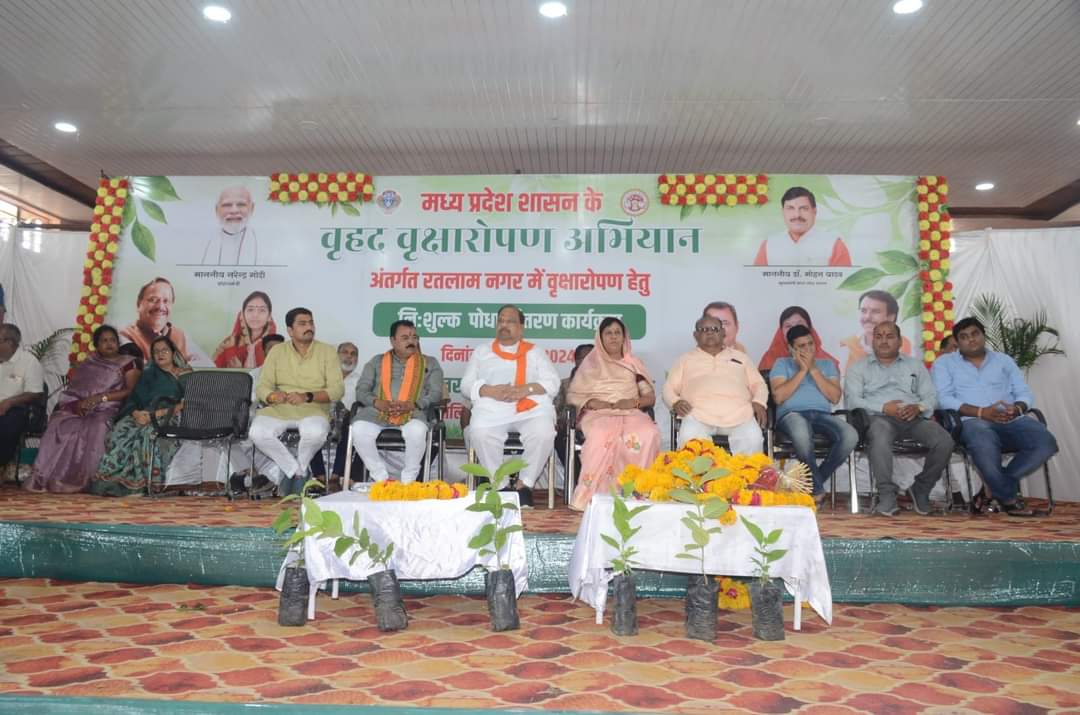 pradeepubjp's tweet photo. जन-जन तक पहुंचे संदेश 
हरा भरा हो अपना परिवेश 

मध्य��्रदेश शासन के वृहद वृक्षारोपण अभियान के अंतर्गत रतलाम नगर में वृक्षारोपण हेतु  निः शुल्क पोधा वितरण कार्यक्रम में उपस्थित रहा एवं उपस्तिथि जनसमूह को संबोधित किया , साथ ही साथियों के साथ पोधारोपण किया ।। https://t.co/8bXzBrfnWS