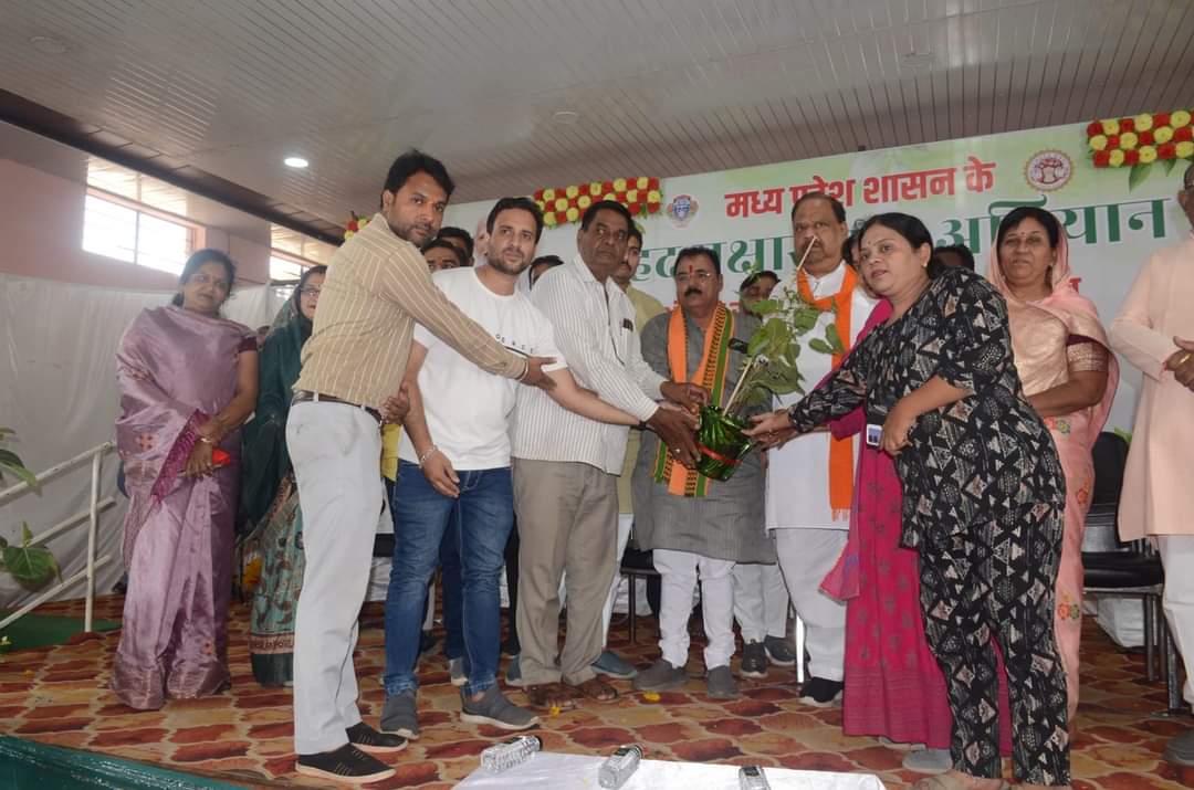 pradeepubjp's tweet photo. जन-जन तक पहुंचे संदेश 
हरा भरा हो अपना परिवेश 

मध्य��्रदेश शासन के वृहद वृक्षारोपण अभियान के अंतर्गत रतलाम नगर में वृक्षारोपण हेतु  निः शुल्क पोधा वितरण कार्यक्रम में उपस्थित रहा एवं उपस्तिथि जनसमूह को संबोधित किया , साथ ही साथियों के साथ पोधारोपण किया ।। https://t.co/8bXzBrfnWS