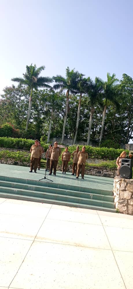 Con la colocación de una ofrenda floral a los combatientes del Frente Las Villas, el reconocimiento a los más destacados y una gran alegría juvenil, culmina el concentrado de preparación de los precadetes de la EMCC ..adelante muchachos...la Patria os contempla orgullosa
#Cuba