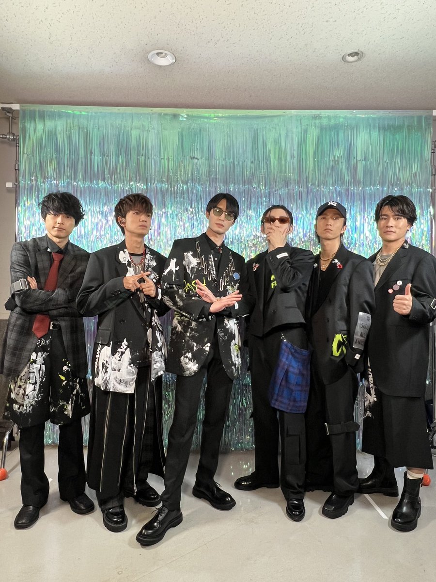 SixTONES_SME's tweet photo. #THEMUSICDAY
SixTONESは
13th Single「GONG/ここに帰ってきて」から「GONG」を生パフォーマンスしました📺🔥

「GONG/ここに帰ってきて」はいよいよ来週7月10日発売です👀✨

💿詳細はこちら
https://t.co/WoIX6isfy5

🎬「GONG」MVはこちら
https://t.co/fItbvbtFbJ

#SixTONES_GONG
@musicday_ntv https://t.co/4TsL8qotdb