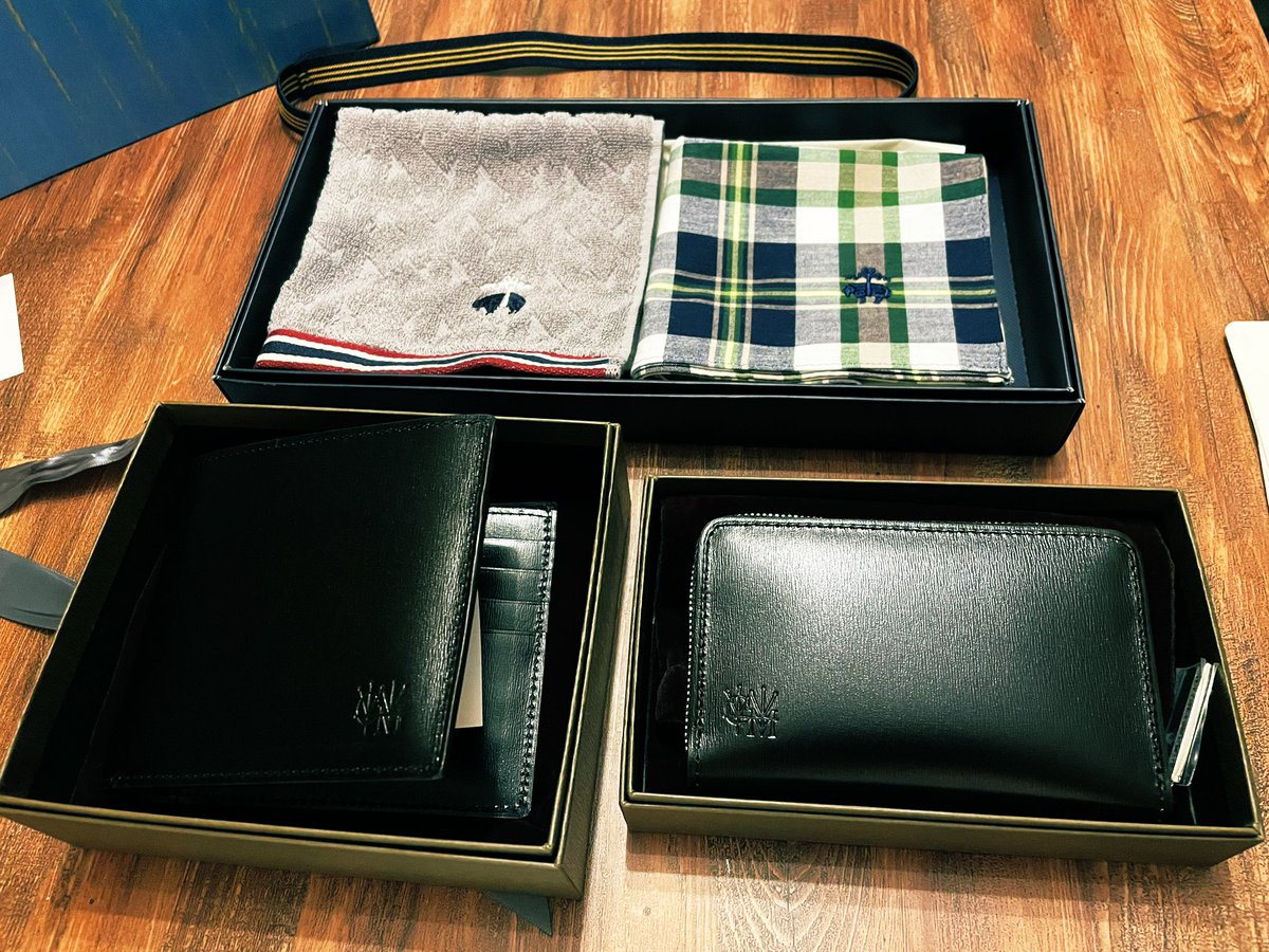 BboyKei's tweet photo. 壊れたお財布をずっと使っていたら、嫁がお誕生日プレゼントとクリスマスを前倒しで、お財布と小銭入れをプレゼントしてくれました。
俺なんかにこんなお金使わないでいいのに、、、。
中古品の俺をもらってくれただけでも感謝なのにさw
一生大切にするぞ❗️
#COCOMEISTER
#BrooksBrothers https://t.co/301JtaxGj7