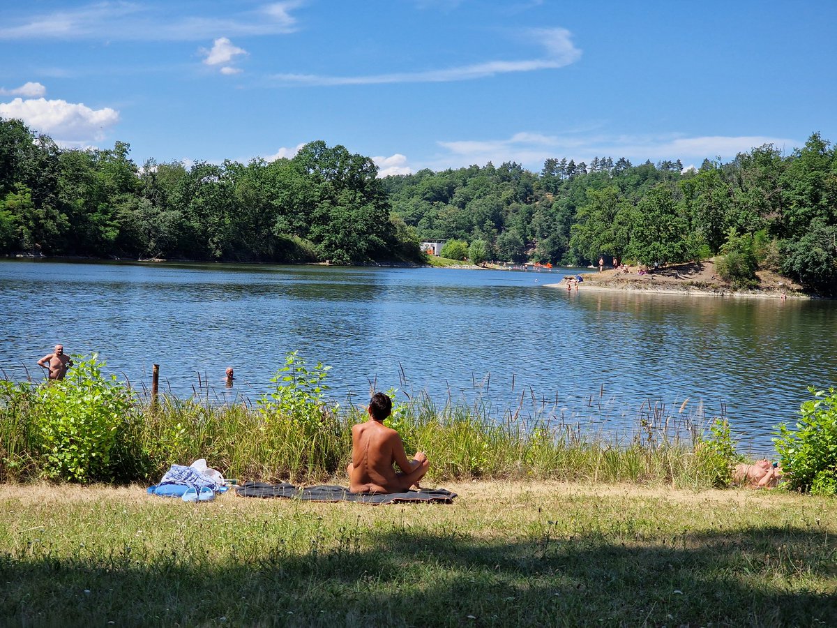jacques961's tweet photo. Moin 🇨🇿 Prag ☀️
Da es heute 33°C werden soll, haben wir uns entschieden, das Sightseeingprogramm heute spontan abzusagen. Anstatt folgen wir der tschechischen Historie des Nacktbadens und haben uns zum beliebtesten Badesee 🏊🏻‍♀️🏊‍♂️ der Prager fahren lassen, der Talsperre Hostivář. https://t.co/jhwleeMUx6