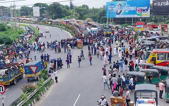 কোটা বাতিলের দাবিতে মহাসড়ক অবরোধ করে মাভাবিপ্রবি’র শিক্ষার্থীদের বিক্ষোভ সমাবেশ