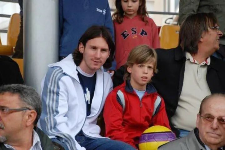 eurofootcom's tweet photo. 🤯🇦🇷🇪🇸 Leo Messi pictured with Dani Olmo back in 2006… 

Before Olmo even joined Barcelona, he was at a sports ground with his father who was coaching a match. 

Messi arrived at the place as he reportedly watched a friend playing there too. https://t.co/kkIhzu1lUj