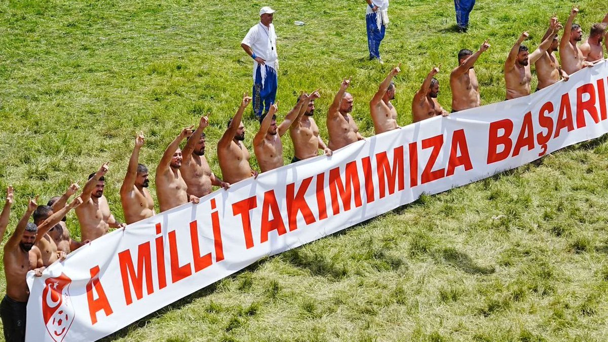 Başpehlivanlar er meydanında Bozkurt işareti yaparak A Milli takımımıza başarılar diledi.

Türk'ün sembolü Bozkurt 🇹🇷🤘