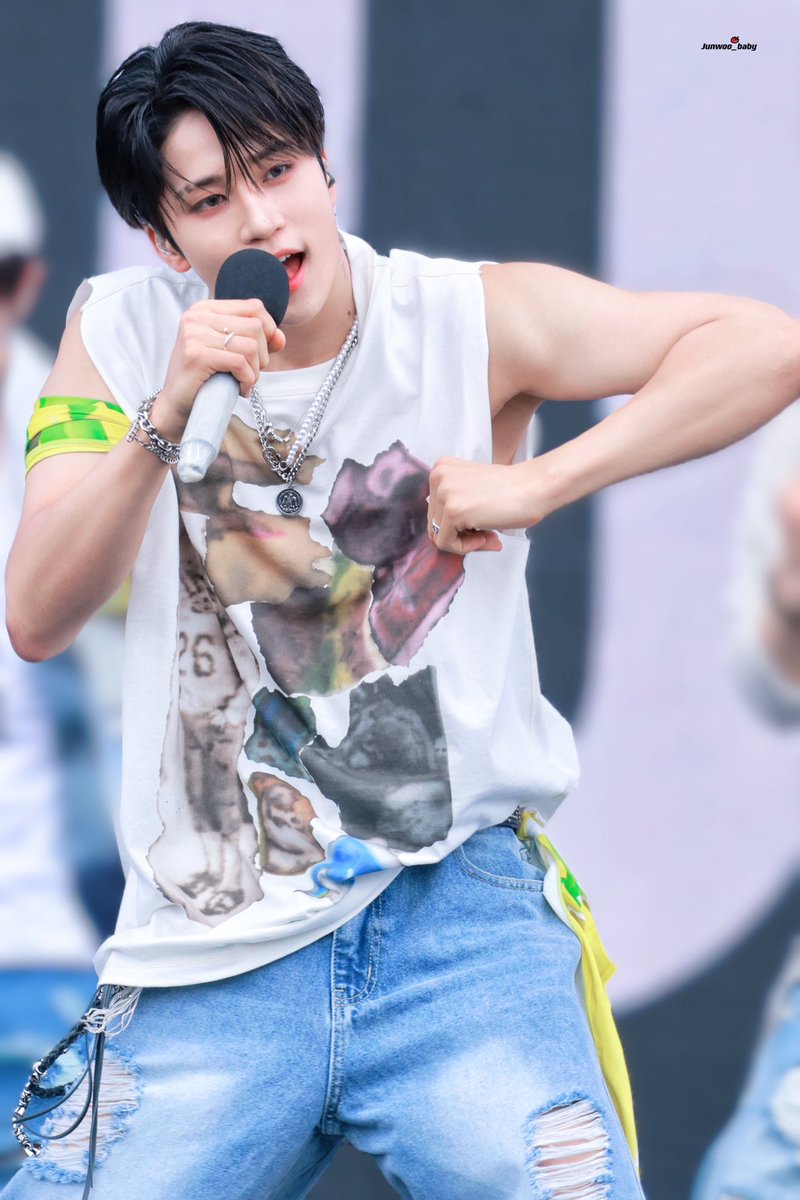 onlyjunwoo's tweet photo. WTF IS THIS STILL THE SAME JUNWOO I KNOW? https://t.co/dlioxxORsZ