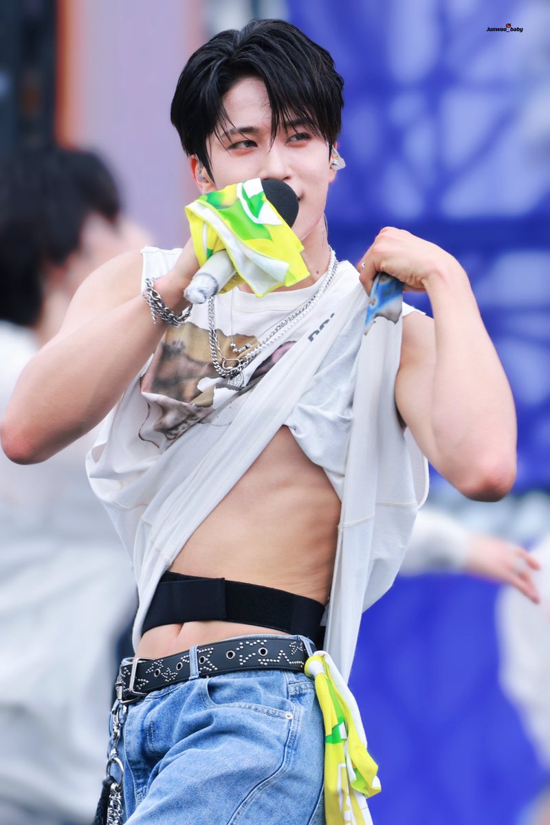 onlyjunwoo's tweet photo. WTF IS THIS STILL THE SAME JUNWOO I KNOW? https://t.co/dlioxxORsZ