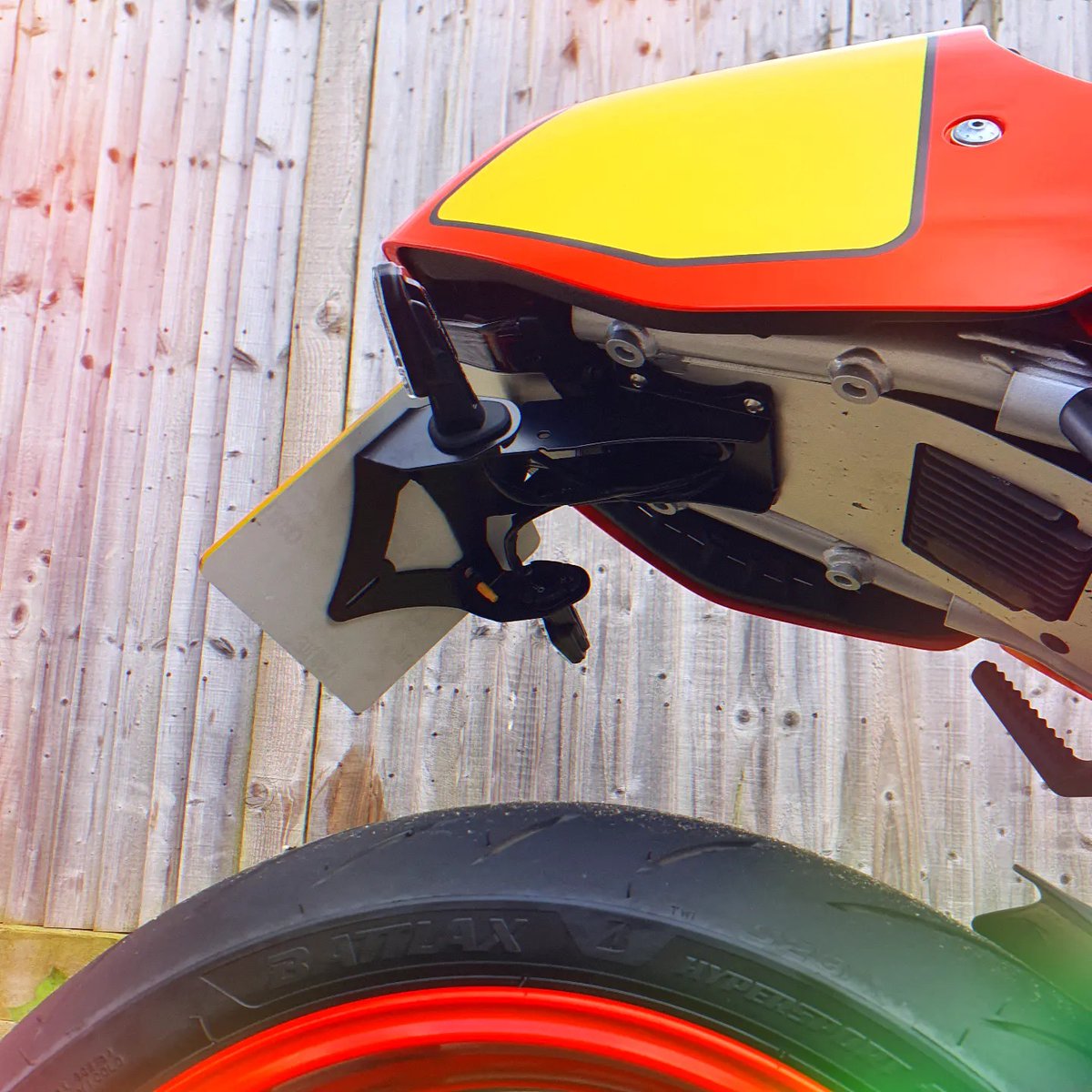 Hippo_Drones's tweet image. So new Pyramid tailtidy fitted &amp;amp; some cheap paddock stand bobbins too. Also a bit of nostalgia with the #DELTABOX decal &amp;amp; some branding of my own to my
@YMUKofficial XSR900 GP🙂👍