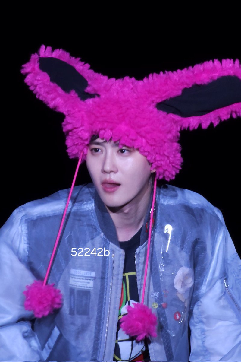 SUHOLOOK's tweet image. The cutest rockstar!!! 🐰🩷

#SUHOME_WorldTour #SUHOMEinHK 
#SUHOMEinHongKong #SUHO #수호
