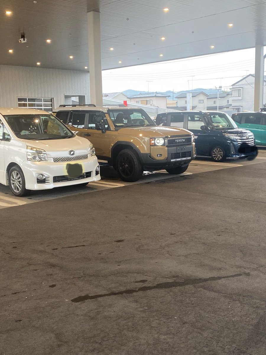 MAC39RIDER's tweet photo. 今日はアルファードの1年点検でD行ったら納車待ちファーストエディション2台とZX1台置いてあった😱
私の納車は9月だそうです😭

#ランドクルーザー250#ランクル250#ランクルファーストエディション#ランクル納車#ランクルモデリスタ#ランクルJAOS https://t.co/YufkgsTCaf