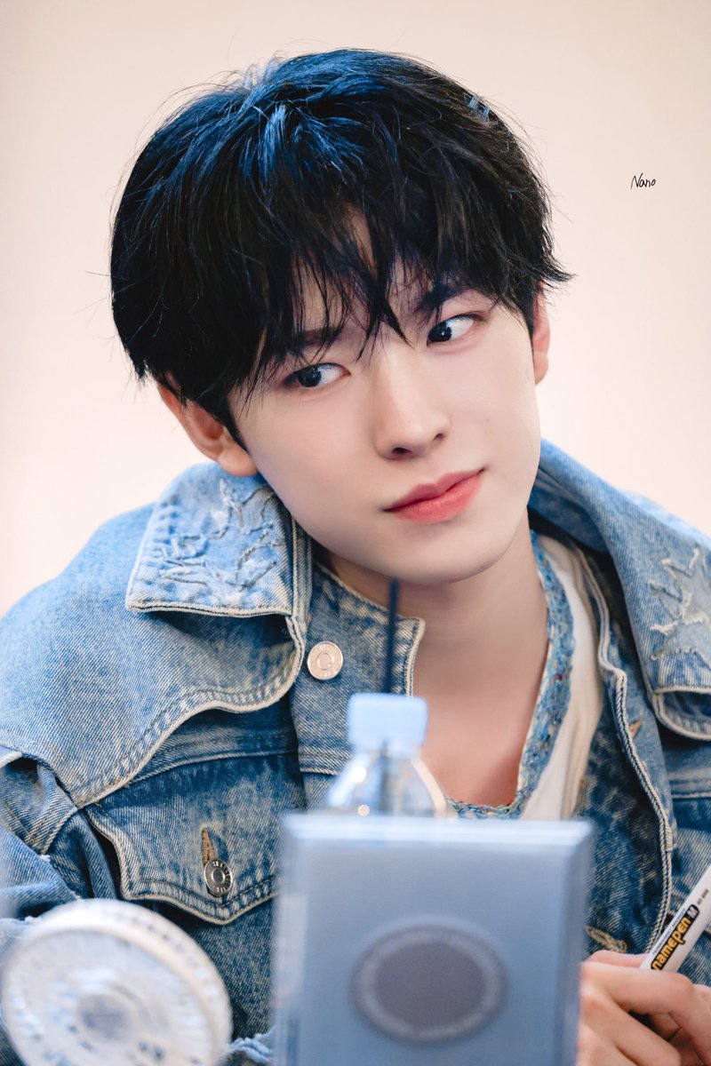 he's beautiful oh my god..