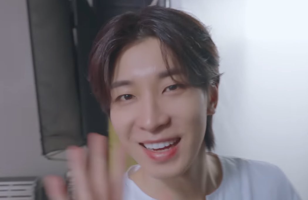 wonubliss's tweet photo. wonwoo 🤍👋 https://t.co/g3MKq3N7VJ