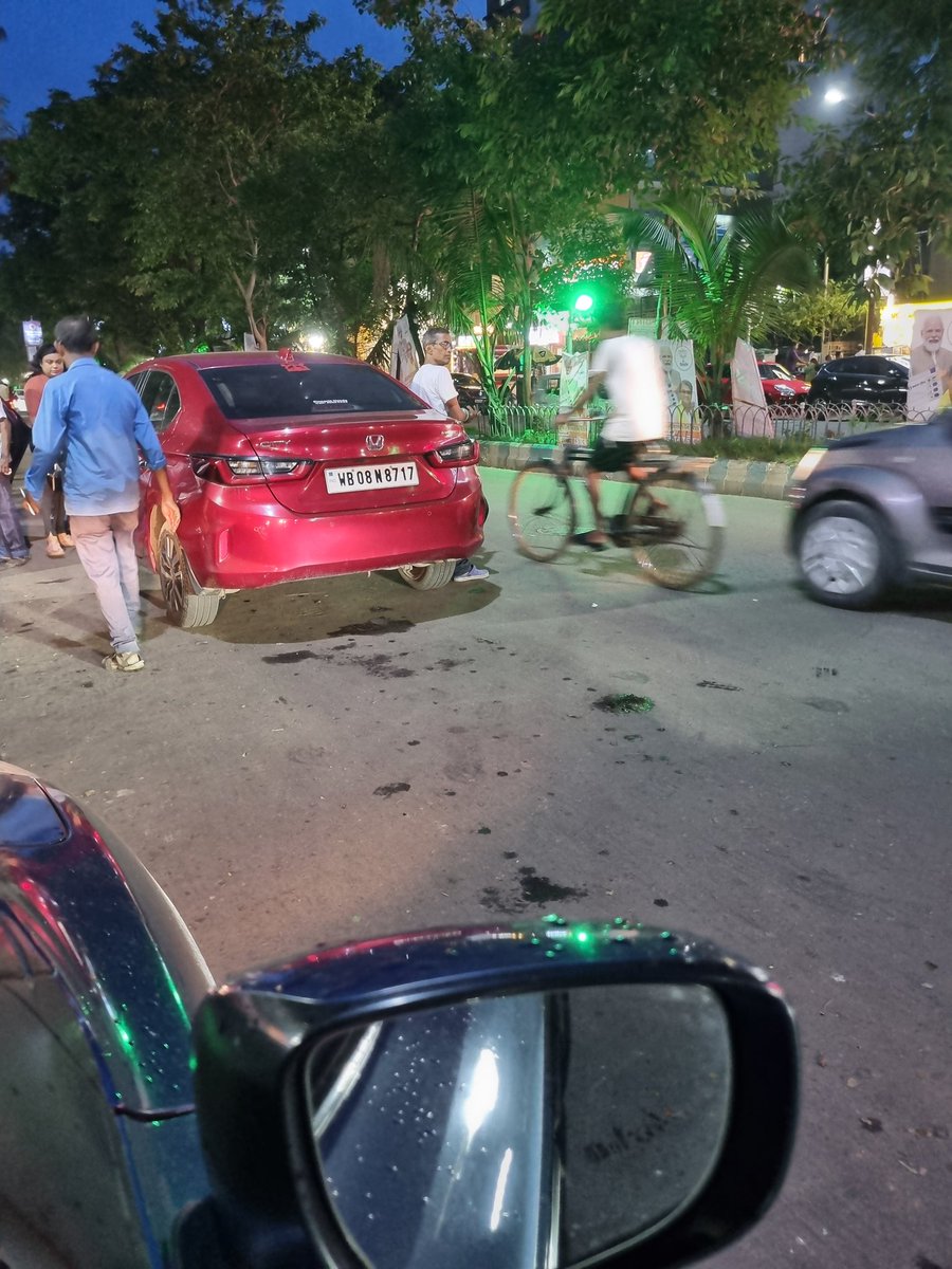 devjyotipaul's tweet photo. @KPTrafficDept kindly take care of unruly drivers blocking roads for paid parking cars. https://t.co/ASdCadUYro