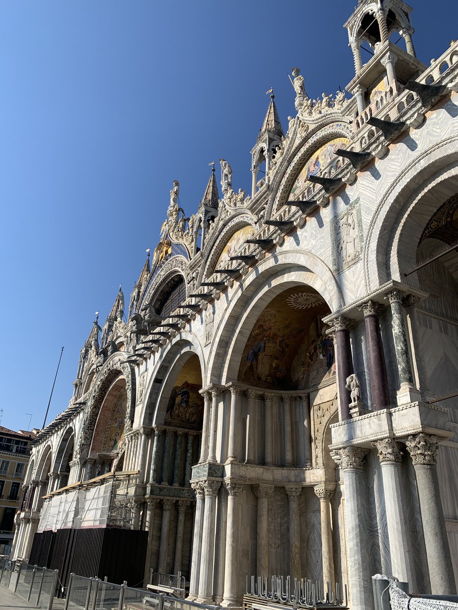 KevinJamesHunt's tweet photo. St Mark’s Square in Venice was huge! The music and the ambiance were beautiful! #venice #italy #travel https://t.co/f2X3Wl6pfH