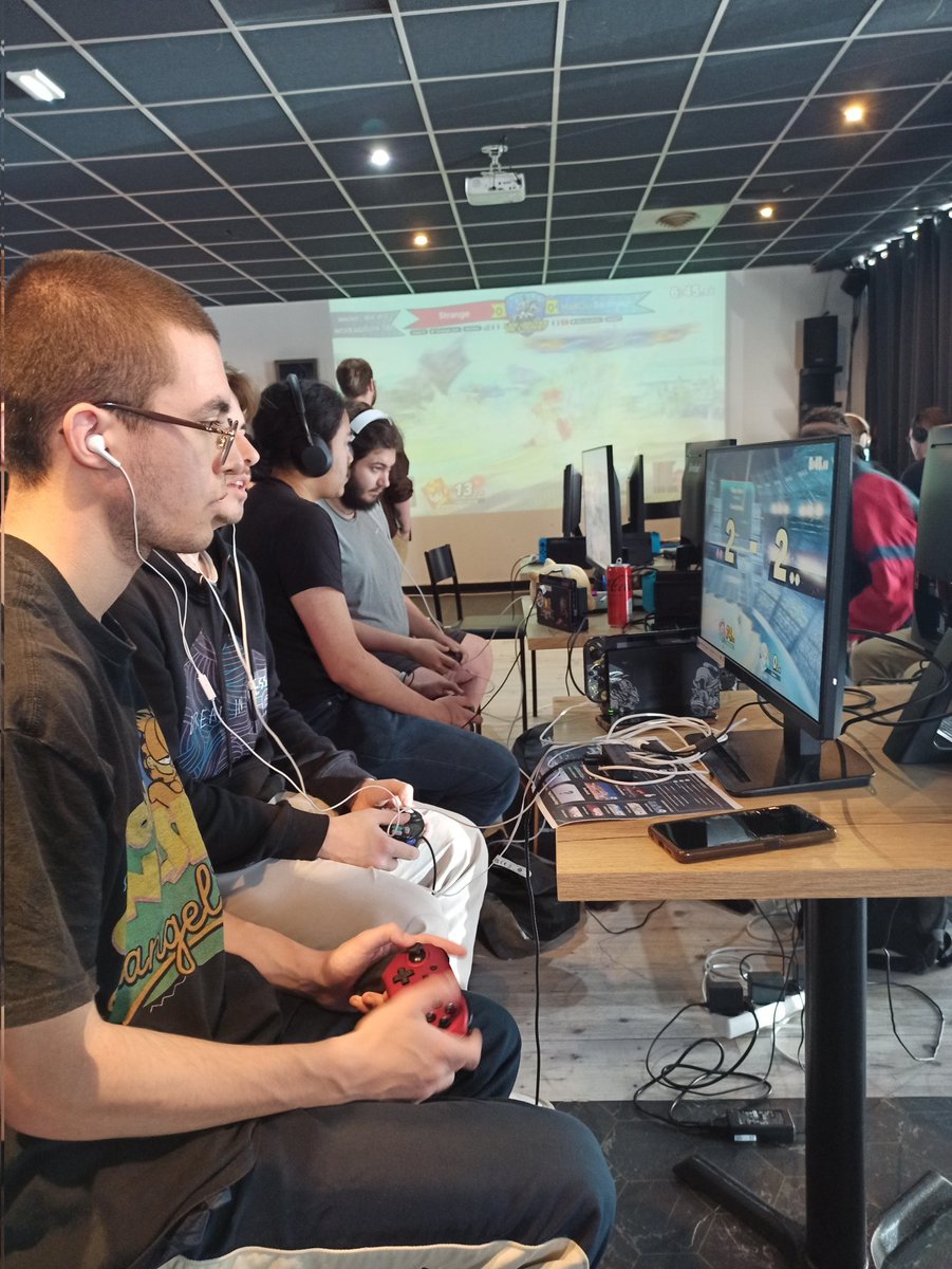 La Crewbattle a été remportée par les Mayennais !!! Félicitations aux deux équipes pour cette belle joute ! ⚔️

Désormais retrouver le top 8 en stream toujours sur : twitch.tv/survivebox