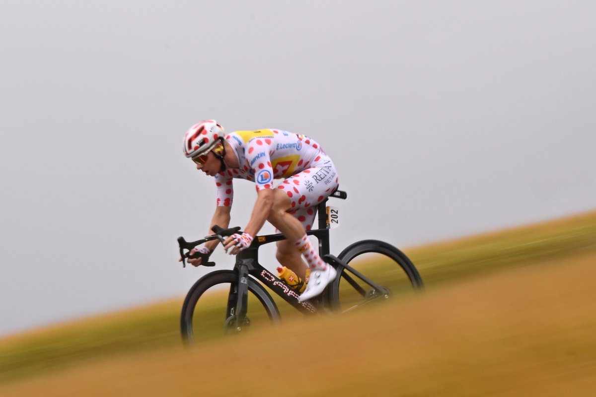 🏁 100 km - ⏱ 6'00''💛

⏱ Pas de danger pour le #MaillotJauneLCL, 🇳🇴<a href="/AbraJonas/">Jonas Abrahamsen</a> était ce matin 77ème à 52'25’’ de 🇸🇮<a href="/TamauPogi/">Tadej Pogačar</a>, le porteur du #MaillotJauneLCL de leader de ce #TDF2024 💛